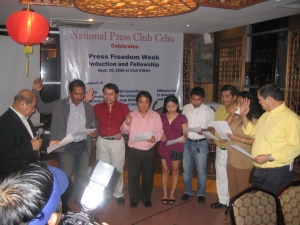 RTC Judge Meindrado Paredes inducts the officers of the newly reorganized National Press Club Cebu, namely, Emmanuel 'Anol' Mongaya of Superbalita and Sun.Star Cebu, club president; Eddie Barrita of Philippines News Agency (PNA), vice president for print; Ely Baquero of Sun.Star Cebu and Bantay Radyo, vice president for radio; Janice Callino of IBC 13, secretary; Fred Languido of The Freeman and DYLA, public relations officer; Job Tabada of Cebu Daily News,, treasurer; Mitchelle Palaubsanon of The Freeman, auditor; and Manny delos Santos Rabacal of CCTN, vice president for television. Not in the photo are directors John Rey Saavedra of Banat News, Ely Espinosa of Sun.Star Cebu and Superbalita, and Godofredo Roperos of Sun.Star Cebu and Cebu Catholic Television Network. The induction and Press Freedom Week club fellowship was held at the Wang Shan Lo Restaurant at the 20th floor of Club Ultima last September 25, 2008 in uptown Cebu City.